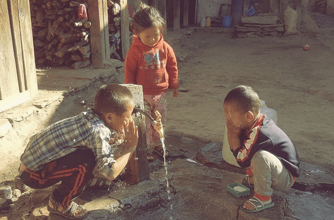 Health Us Nepal bringt Gesundheitsversorgung in abgelegene Dörfer.
