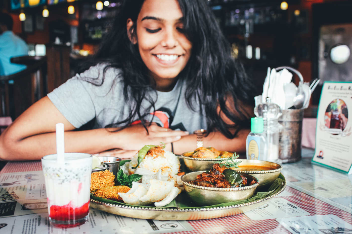 A comida indiana fica melhor se você estiver ouvindo música indie, de acordo com um estudo gastrofísico