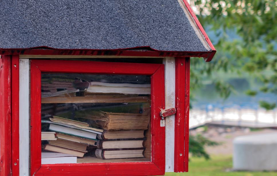 In some cities, you can find these public book boxes to exchange your goods with other readers.