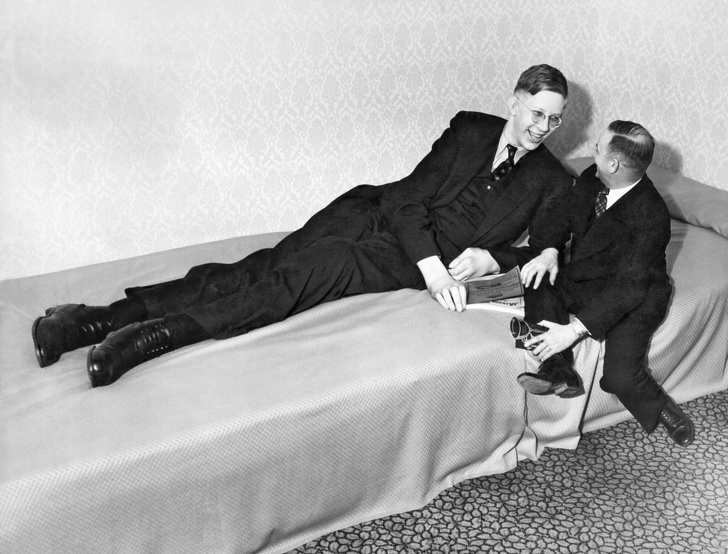 Robert Pershing Wadlow, acostado en una cama