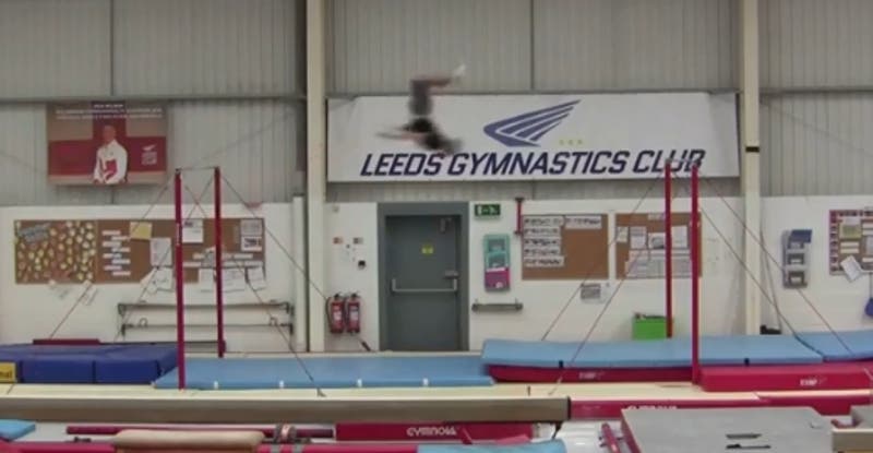 Ashley Watson, a mitad del salto que le ha valido el Récord Guinness